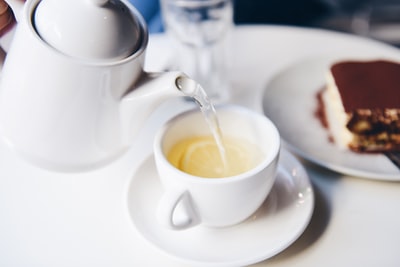 白色的陶瓷茶壶和茶杯
